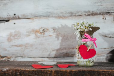 Eski ahşap arka plan kardelen ve kalpleri, Bahar Dekorasy