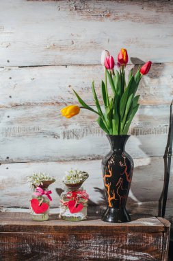 Kardelen bir şişe ve Lale v ile eski ahşap arka plan