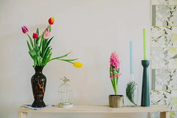 Vazo laleler ve beyaz kağıt şamdanlar