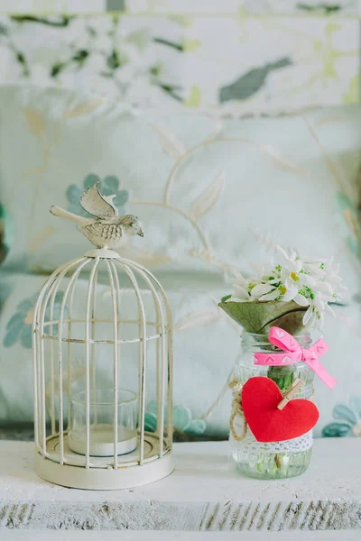 kuş ve bahar backgroud kardelen ile şamdan