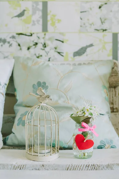 kuş ve bahar backgroud kardelen ile şamdan