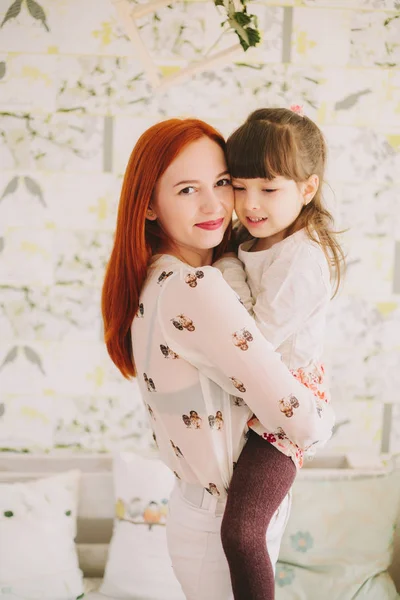 Anne holding kızı kucağında. Bahar arka plan