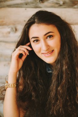 portre portre hippi kız ahşap arka plan üzerinde