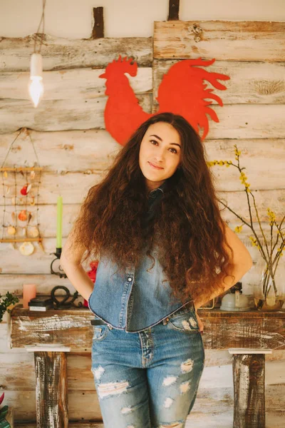 Retrato de una chica con cabello largo, rizado y natural. Gallo rojo — Foto de Stock