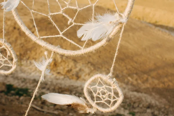 Dreamcatcher pendurado em um campo seco ao pôr do sol . — Fotografia de Stock