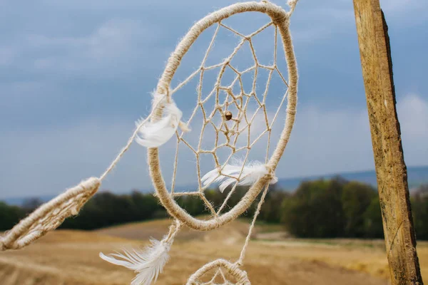 Toprağı kuru bir yerde asılı dreamcatcher. — Stok fotoğraf