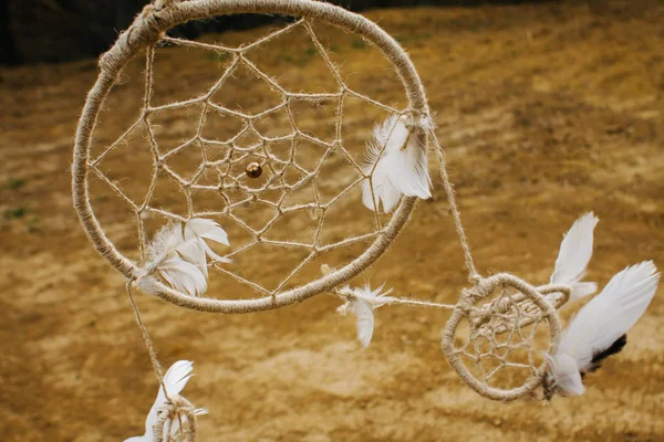 Dreamcatcher pendurado em um campo seco — Fotografia de Stock