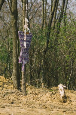 Ağaç asılı hayalperest, bir kadının elbise. Indie stili.
