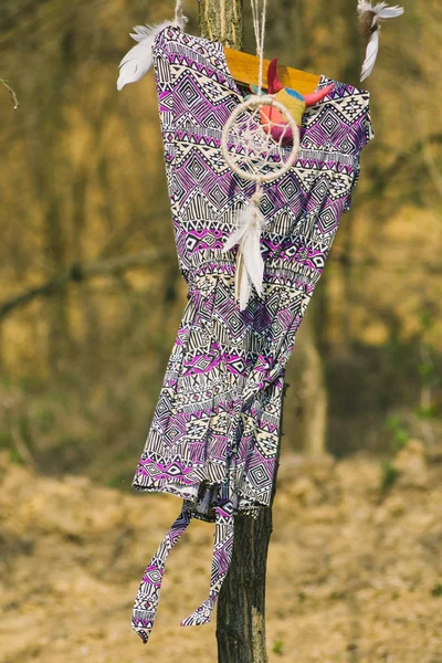 Ağaç asılı hayalperest, bir kadının elbise. Indie stili — Stok fotoğraf