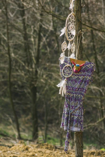 En el árbol colgando atrapasueños y el vestido de una mujer. Tetona india — Foto de Stock