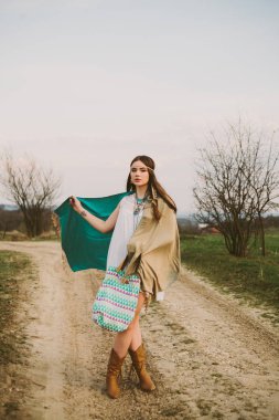 Hippi kız toprak yolda ayakta