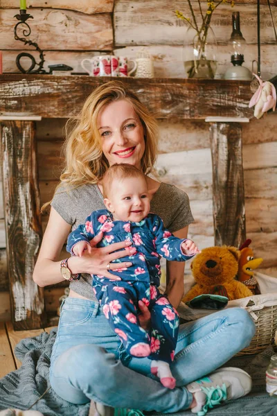 Mother playning with daughter in home. — Stock Photo, Image