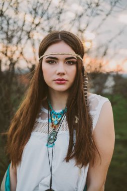 Hippi kız ayakta. yakın çekim portre indie kız