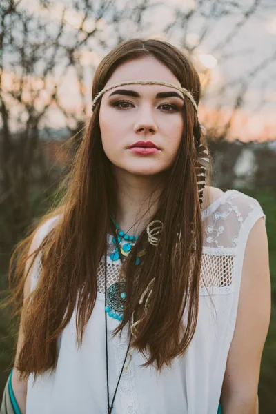 Hippi kız ayakta. portre indie kız