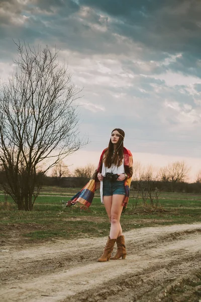 Hippi kız toprak yolda ayakta