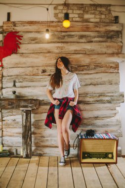 Bir genç hipsters kız portresi .