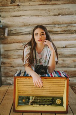 Bir genç hipsters kız portresi.