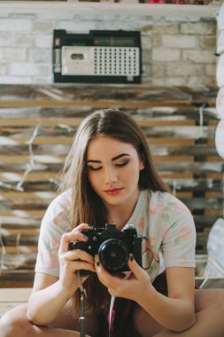 Bir genç hipsters kız portresi .