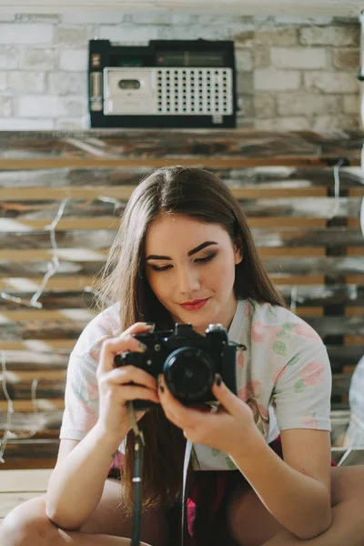 Bir genç hipsters kız portresi .