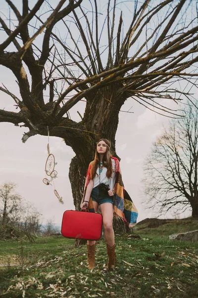 Hipster chica de pie cerca de un viejo árbol . — Foto de Stock