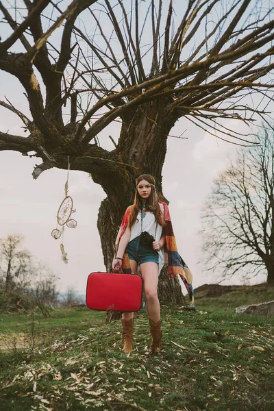 Девочка-хипстер, стоящая у старого дерева . — стоковое фото