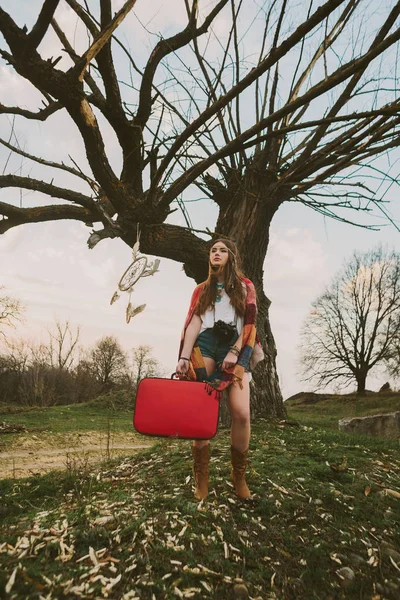 Hipster chica de pie cerca de un viejo árbol . — Foto de Stock