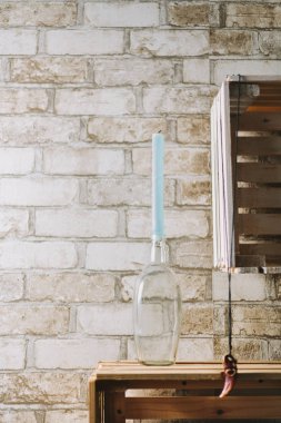 bir mum bir şişe. tuğla arka plan