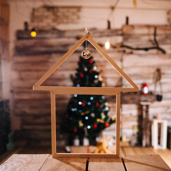 Dekorative Holzhütte. Neujahrsdekor. Innenausstattung. — Stockfoto