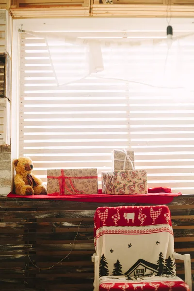 oyuncak ayı, pencere eşiğinde hediyelerle.