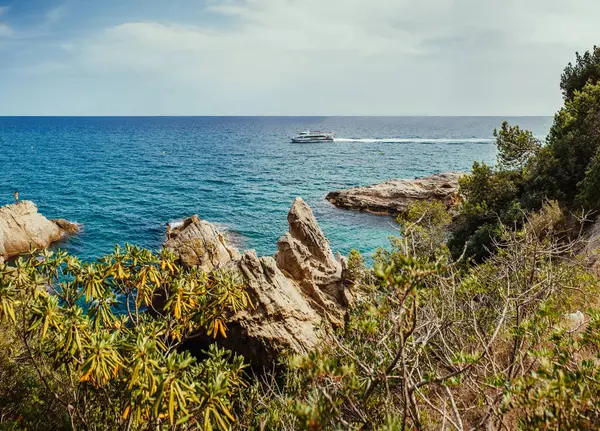 Båten seglar i havet i Spanien. landskap — Stockfoto