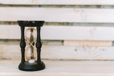 kum saati yalan beyaz bir raf. zaman. arka plan