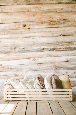 Tahta duvardaki tahta kutuda yastıklar