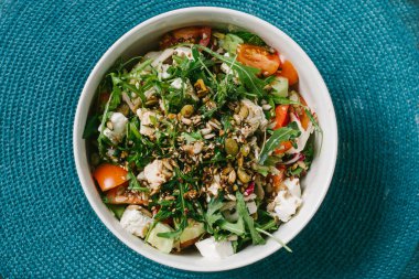 Diyet menüsü. Taze sebzeli sağlıklı salata. Vejetaryen yemeği. Üst vi