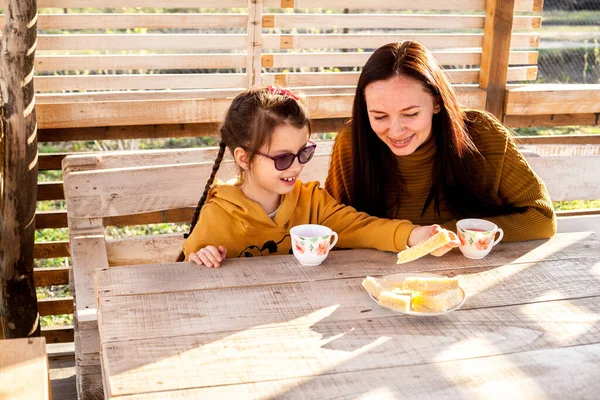 Mãe Filha Bebem Chá Gazebo — Fotografia de Stock