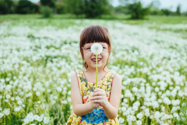 Kleines Mädchen Spielt Mit Löwenzahn Auf Dem Feld — Stockfoto