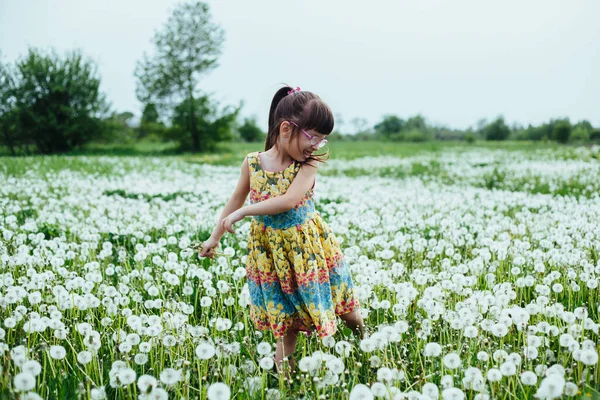 Kleines Mädchen Beim Spielen Mit Löwenzahn Auf Dem Feld Frühling — Stockfoto