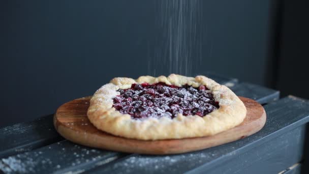 Baker Saupoudre Sucre Sur Une Galette Maison Avec Des Cerises — Video