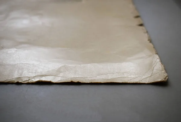 Hoja de papel beige sobre un fondo gris — Foto de Stock