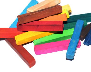 Çok renkli pastel. Beyaz bir arka plan üzerinde boya kalemi