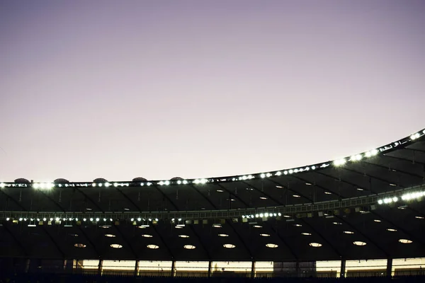 Glühbirnen im Stadion vor dem Hintergrund des Himmels — Stockfoto