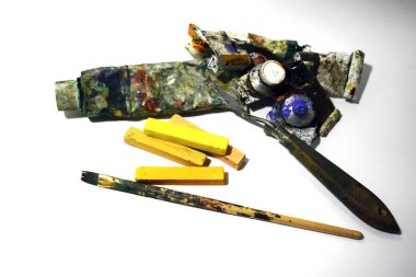 çok renkli yağlı boya ve beyaz zemin üzerine eski fırçalar. Yaratıcılık ve Hobiler