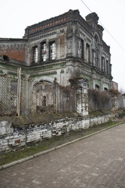 Eski bina yok. Düşen tuğla duvarlar.
