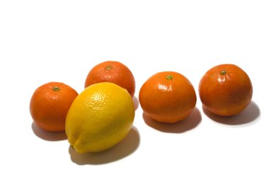 Mandalina ve beyaz zemin üzerine limon. Sağlıklı gıda