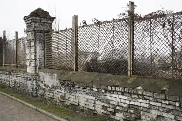 eski tuğla çit. Yıkık duvarlar. Arka planlar ve dokular