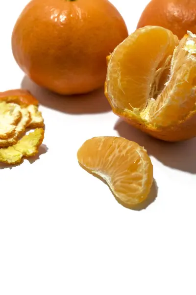 Mandarinas Alaranjadas Brilhantes Fundo Branco Alimentos Saudáveis — Fotografia de Stock