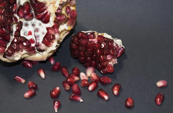 Juicy Red Pomegranate Black Background — Stock Photo, Image