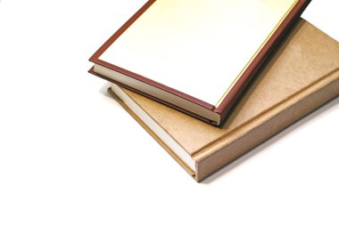    Beyaz bir arka plan üzerinde iki kitap. Arka plan.