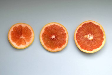 Greyfurt mavi bir arka plan üzerine dilimlenmiş