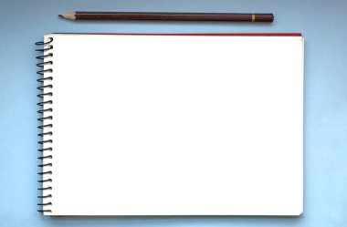 Açık defter kalem mavi bir arka plan üzerinde ile