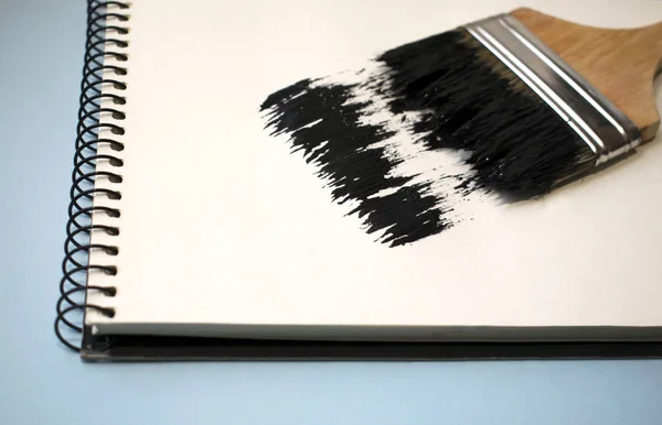 Offenes Notizbuch Mit Pinsel Auf Blauem Hintergrund Schwarze Farbe — Stockfoto